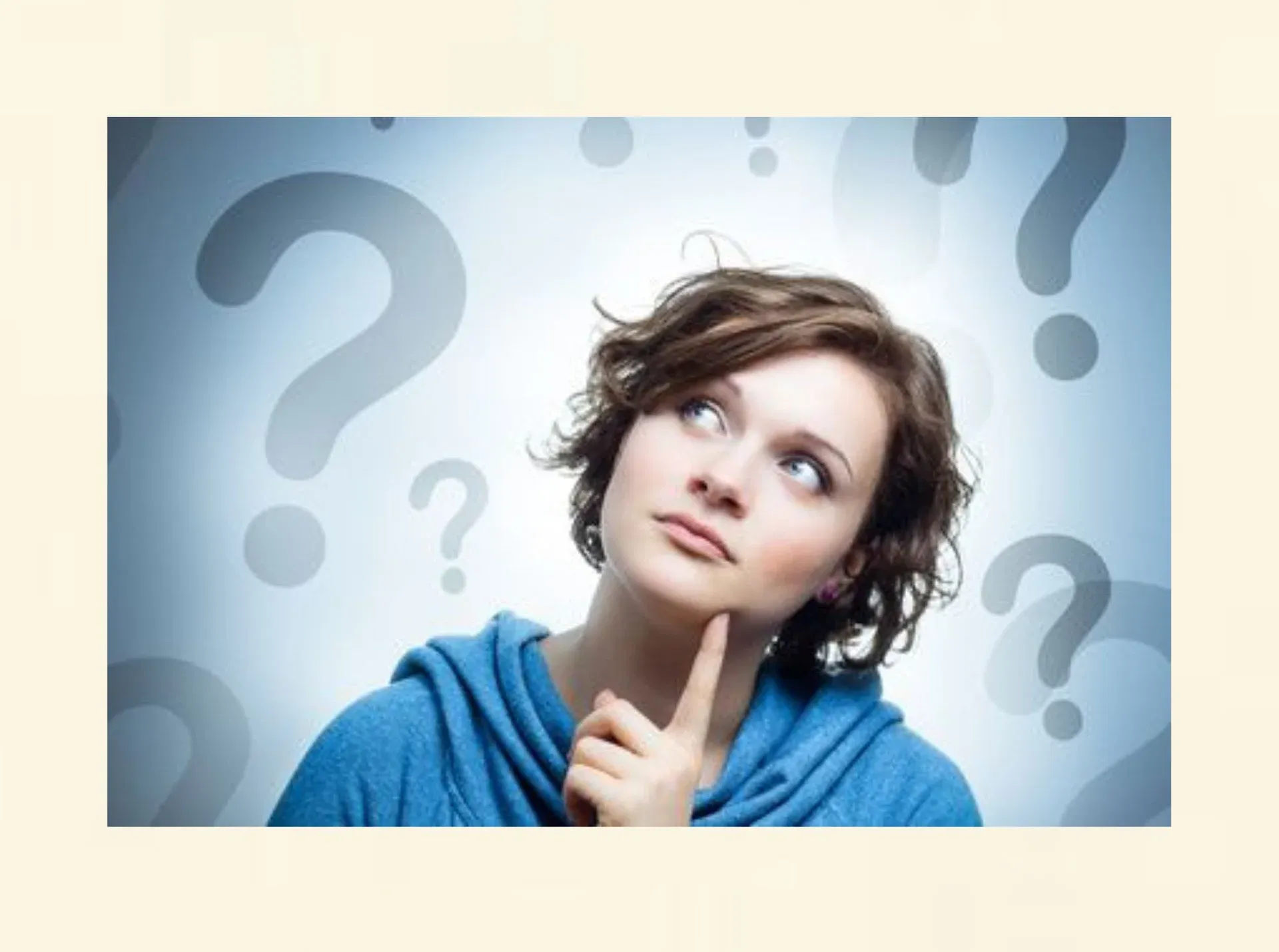 Junge Frau reflektiert ihre Gedanken und Gefühle