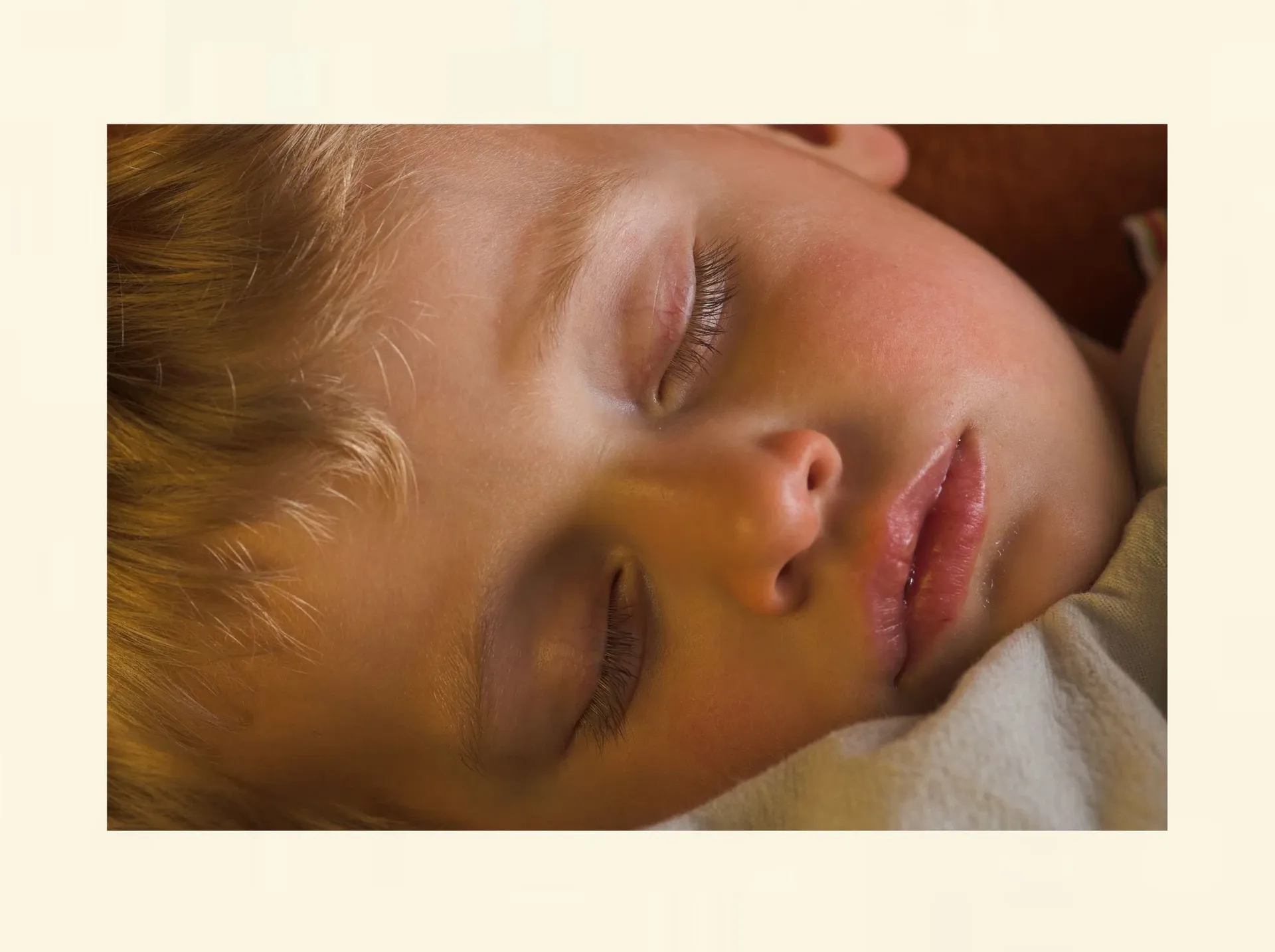 Kind schläft ruhig und entspannt