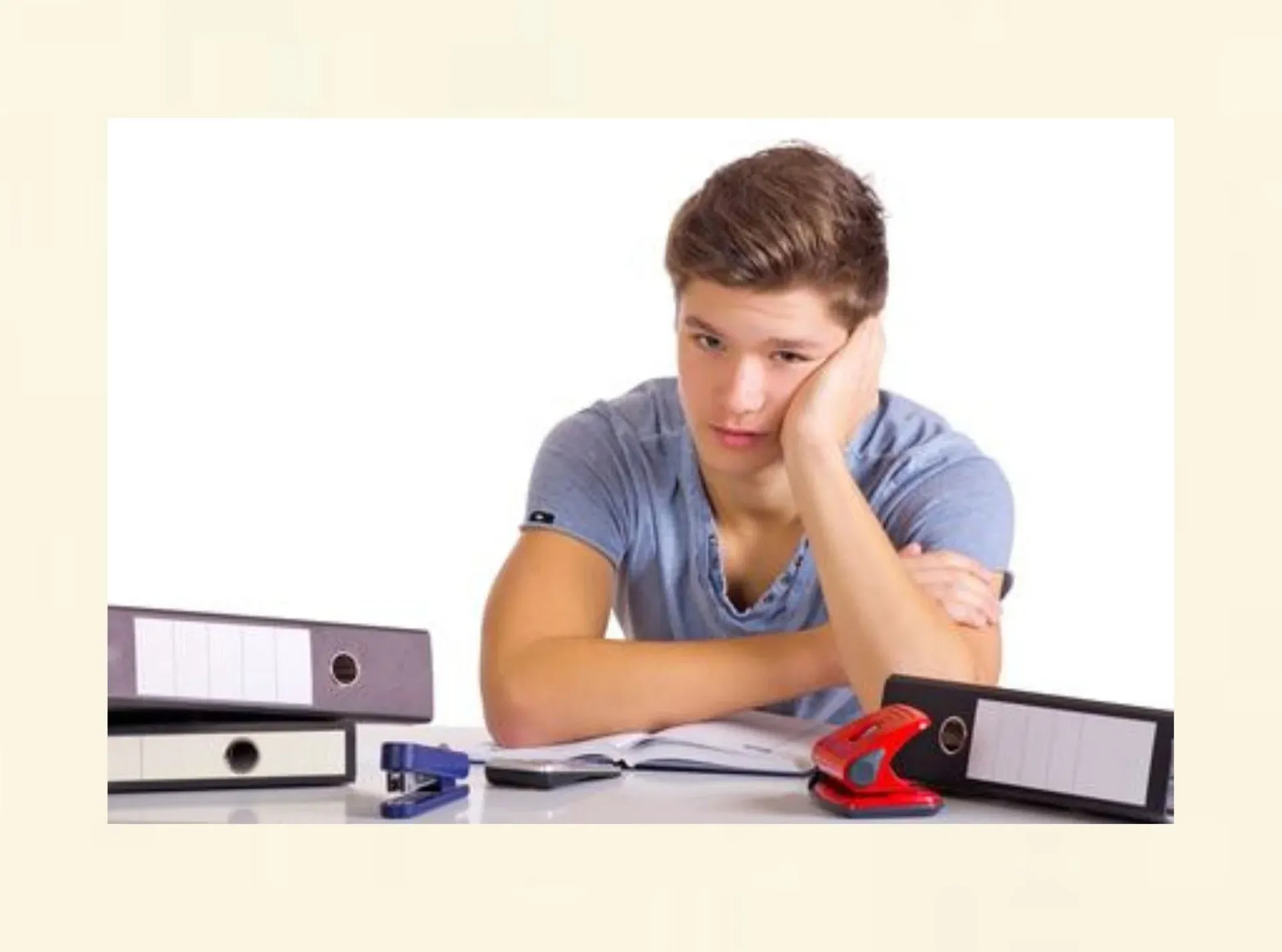 Teenager wirkt überfordert durch Schulstress beim Lernen