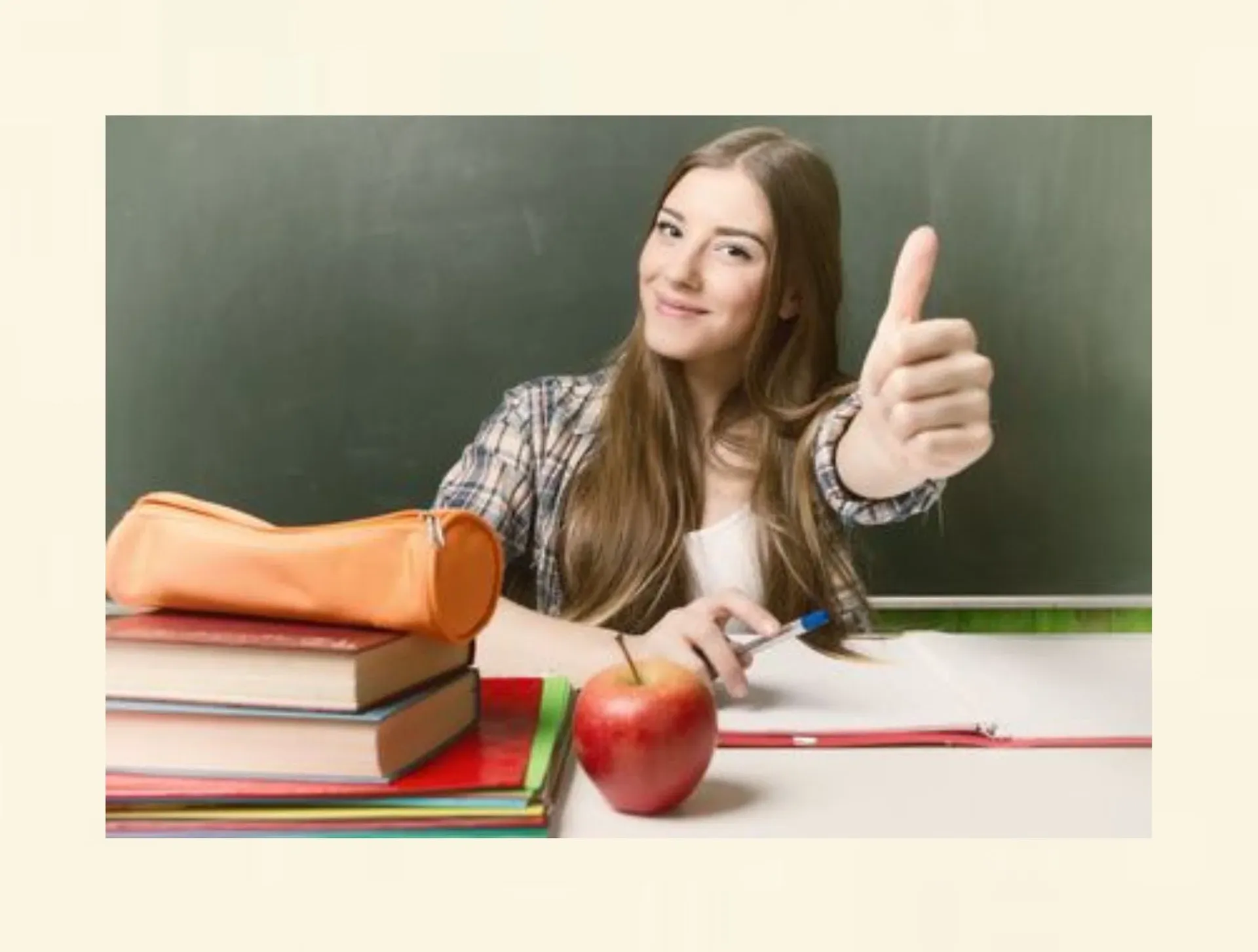 Glückliche Schülerin mit neuem Selbstvertrauen in der Schule