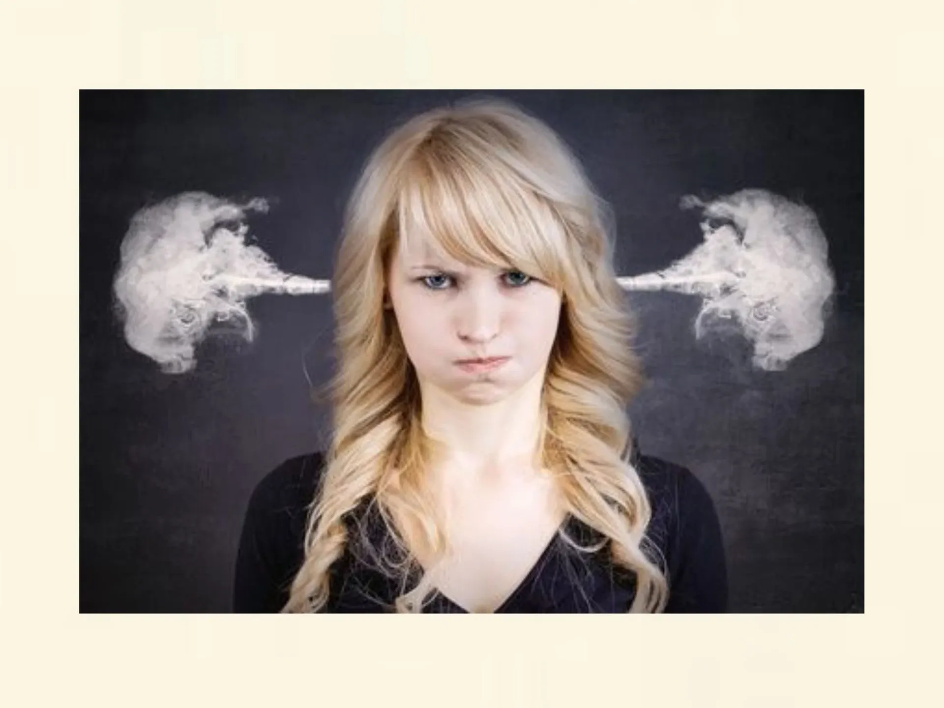 Teenagerin zeigt bildlich inneren Stress und das Bedürfnis, Dampf abzulassen