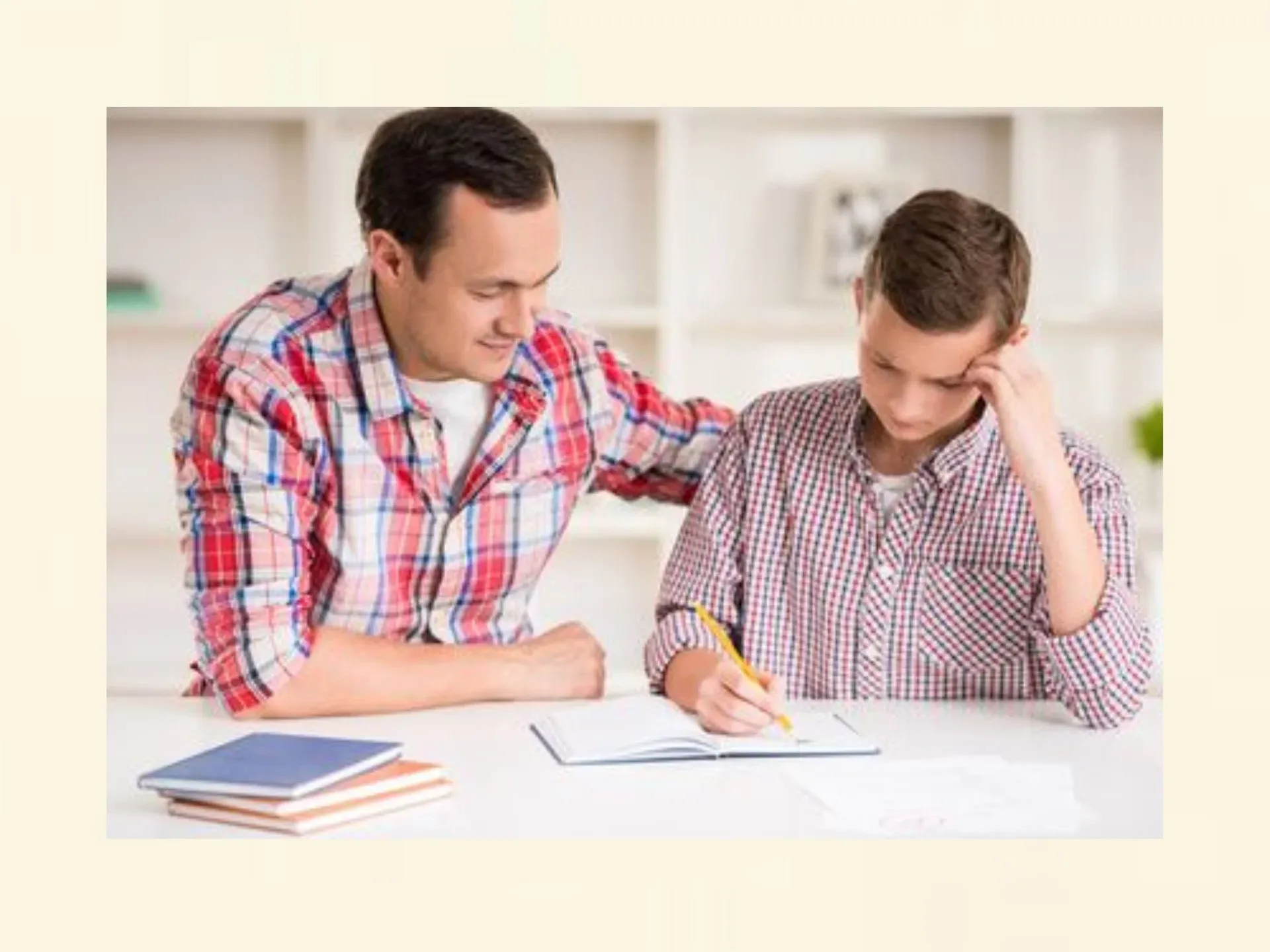 Vater unterstützt seinen Sohn dabei, Ordnung und Struktur beim Lernen zu schaffen 