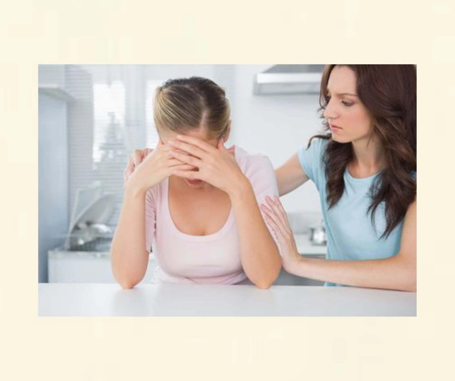 Teenagerin vertraut sich einer verständnisvollen Frau an