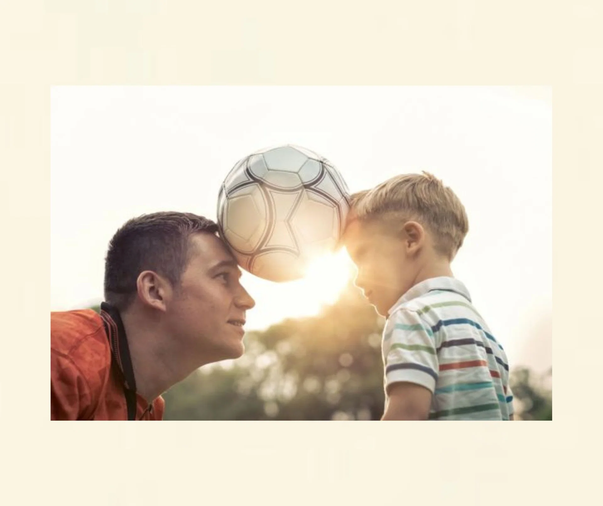 Spielerische Interaktion zwischen Vater und Sohn als Symbol für Kinderhypnose