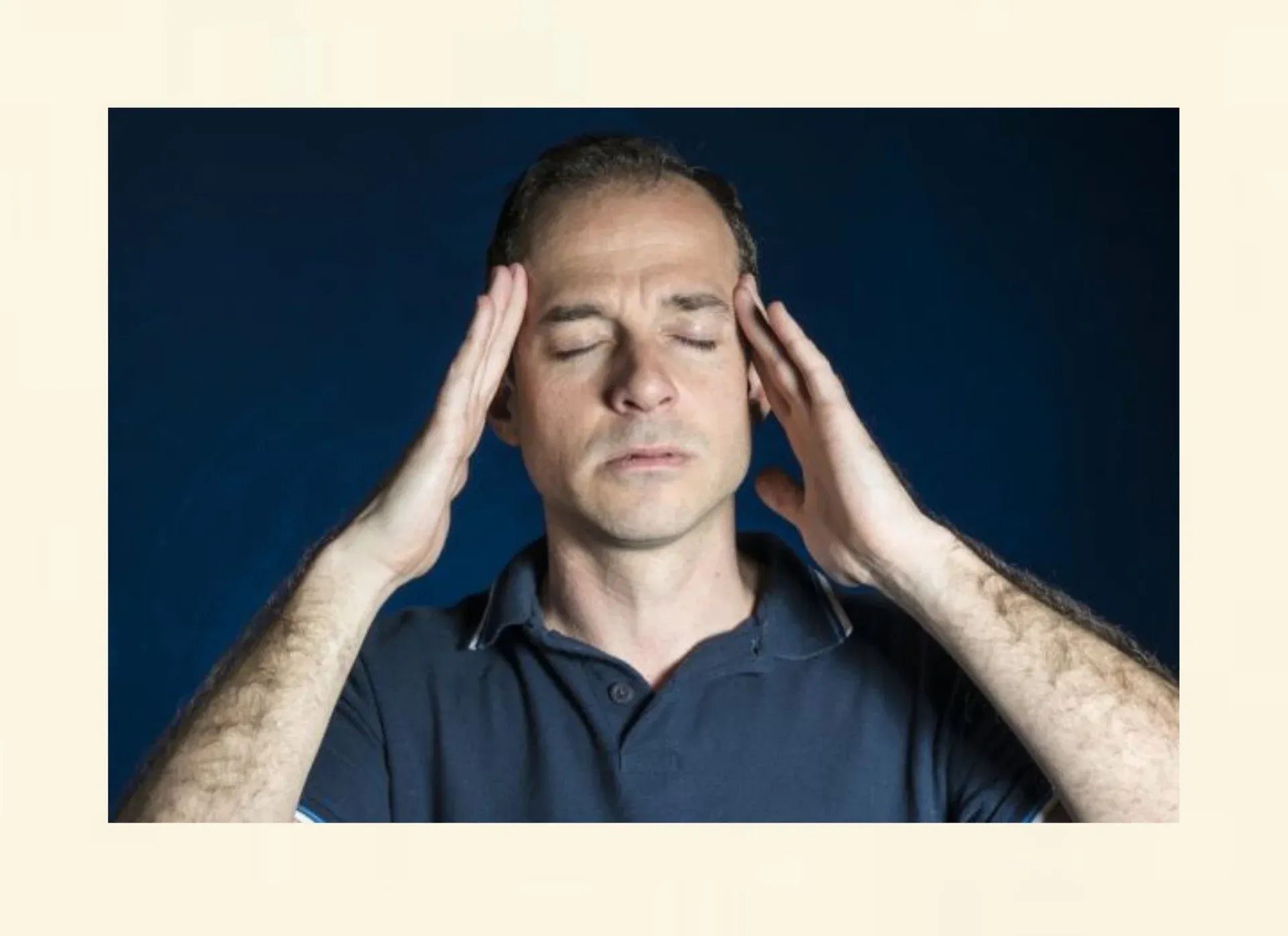 Mann mit Schmerzen als symbolische Darstellung chronischer Beschwerden