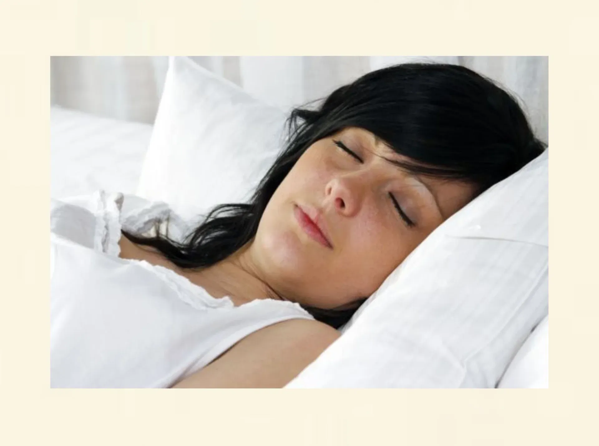 Schlafende Frau als Symbol für erholsamen Schlaf und Regeneration