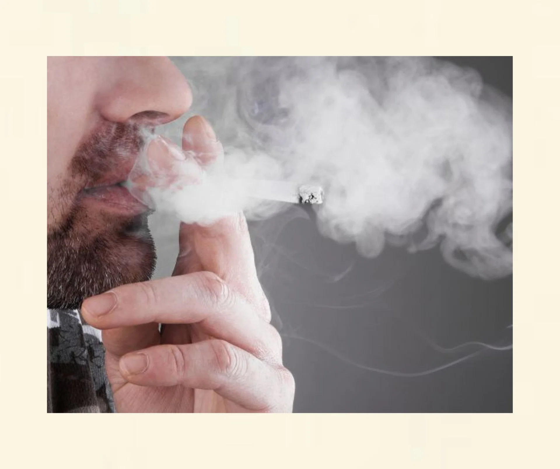 Mann raucht eine Zigarette – typisches Verhalten bei Nikotinsucht