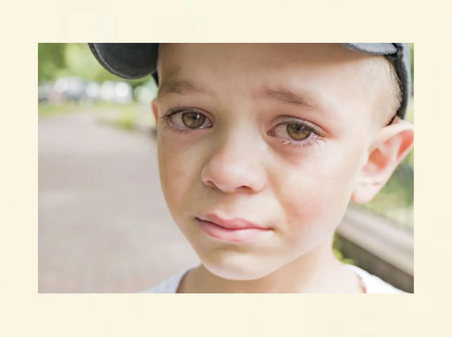 Junge zeigt emotionale Überforderung und innere Anspannung