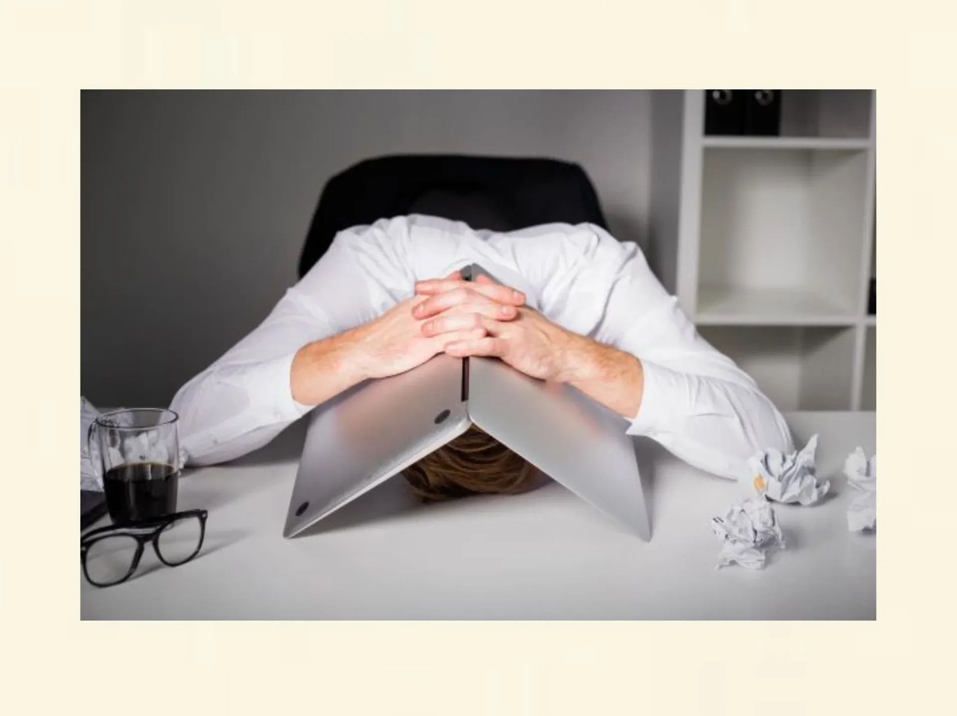 Mann wirkt bei der Arbeit überfordert und erschöpft