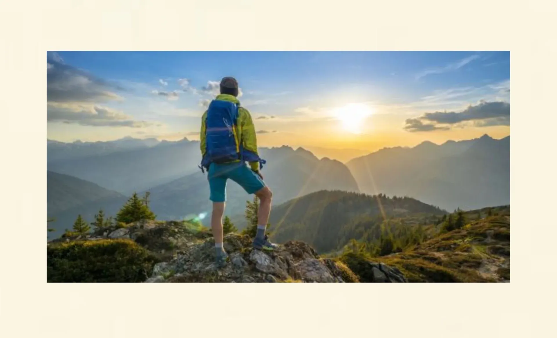 Mann blickt vom Berg ins Tal – Symbol für Freiheit und ein rauchfreies Leben dank Hypnose Rauchstopp