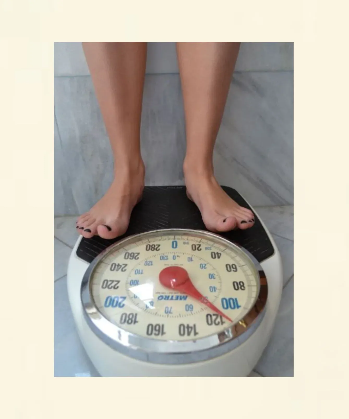 Person steht auf einer Waage – Symbol für nachhaltige Gewichtsabnahme mit dem virtuellen Magenband