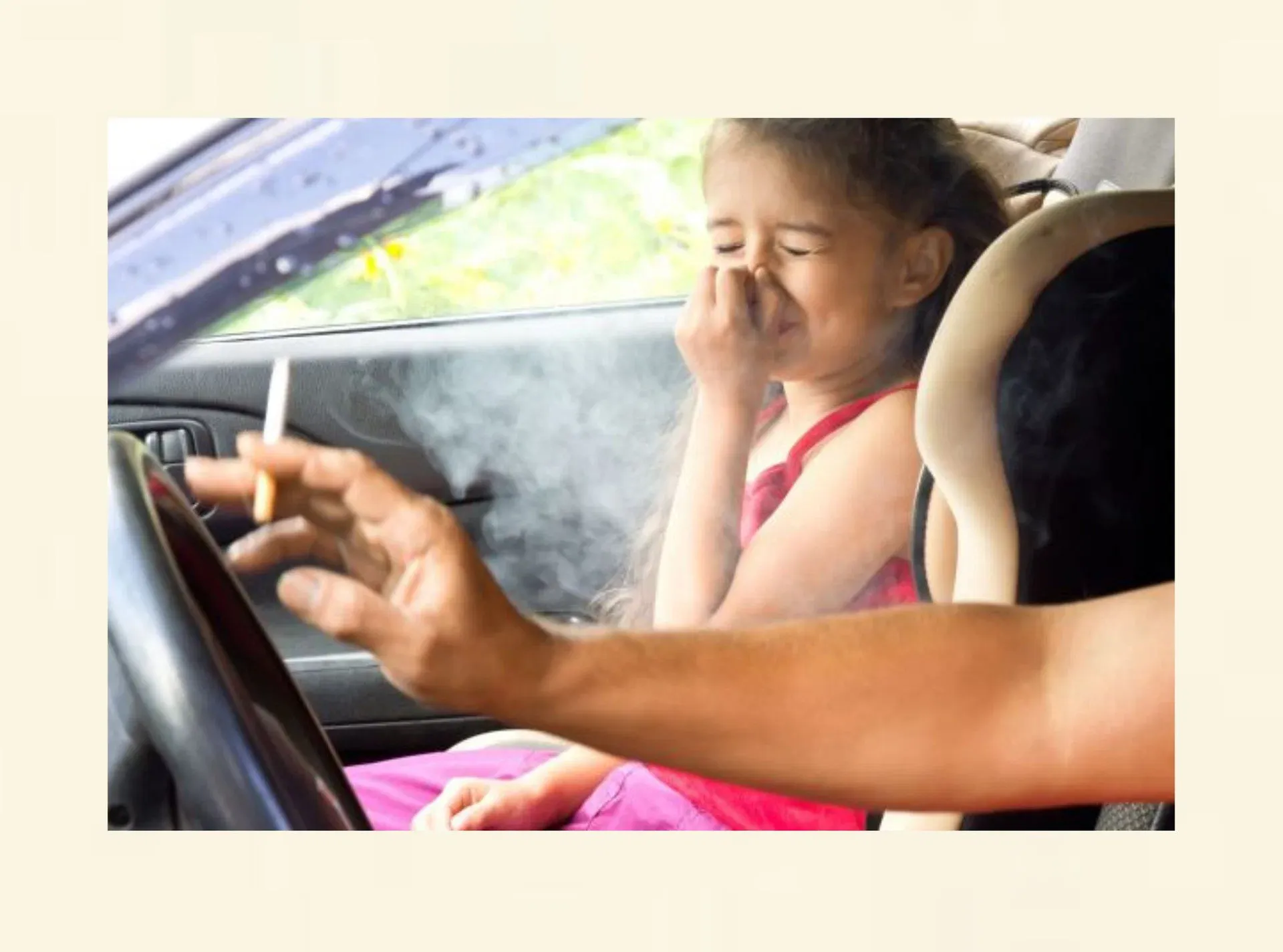 Kind sitzt im Auto und hält sich die Nase wegen Zigarettenrauch – Passivrauchen belastet die Gesundheit von Kindern