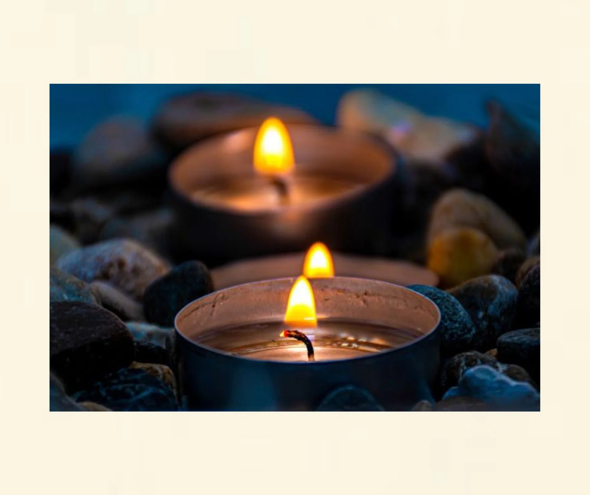 Brennende Kerze als Symbol für inneren Frieden, Ruhe und Achtsamkeit