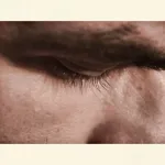 Mann mit Träne im Auge – Symbol für emotionalen Schmerz und innere Belastung