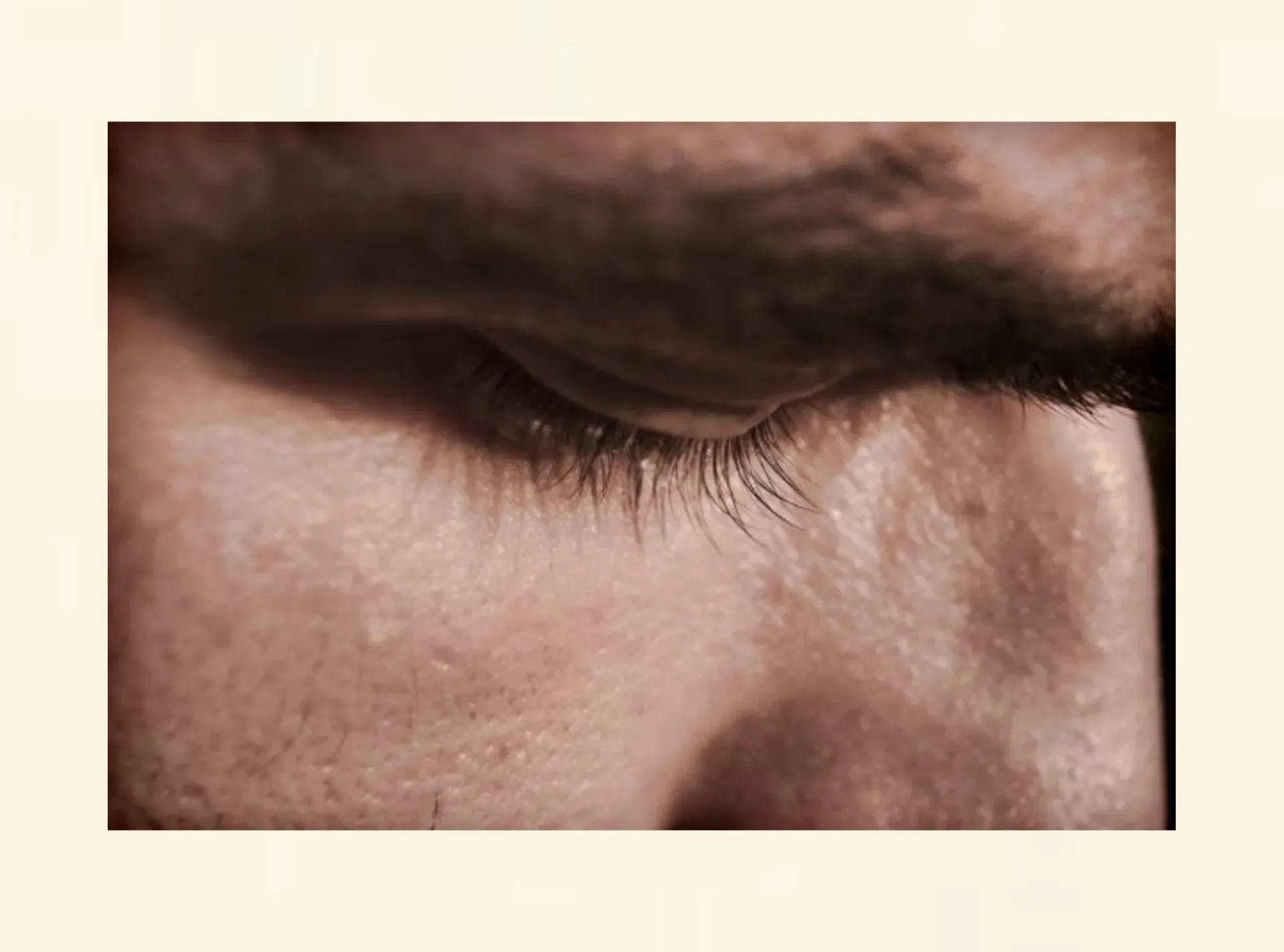 Mann mit Träne im Auge – Symbol für emotionalen Schmerz und innere Belastung