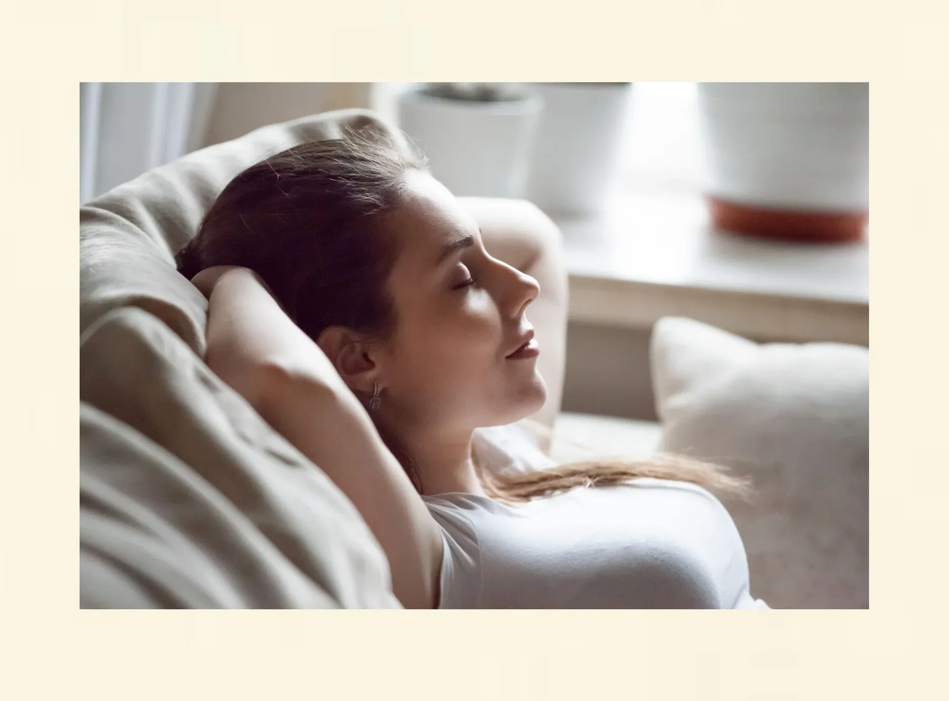 Entspannte Frau in ruhiger Haltung – Symbol für Selbsthypnose und innere Ruhe