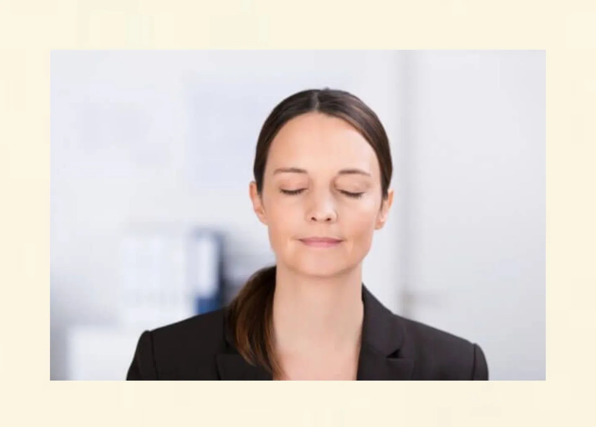 Frau mit geschlossenen Augen in entspannter Haltung – Symbol für Selbsthypnose lernen