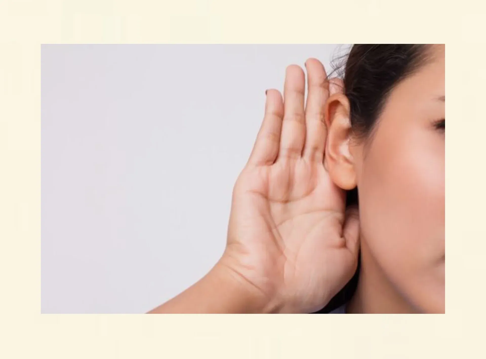 Misophonie - Hass auf Geräusche mit Hypnose heilen Frau hält die Hand ans Ohr – Symbol für Misophonie und Geräuschempfindlichkeit