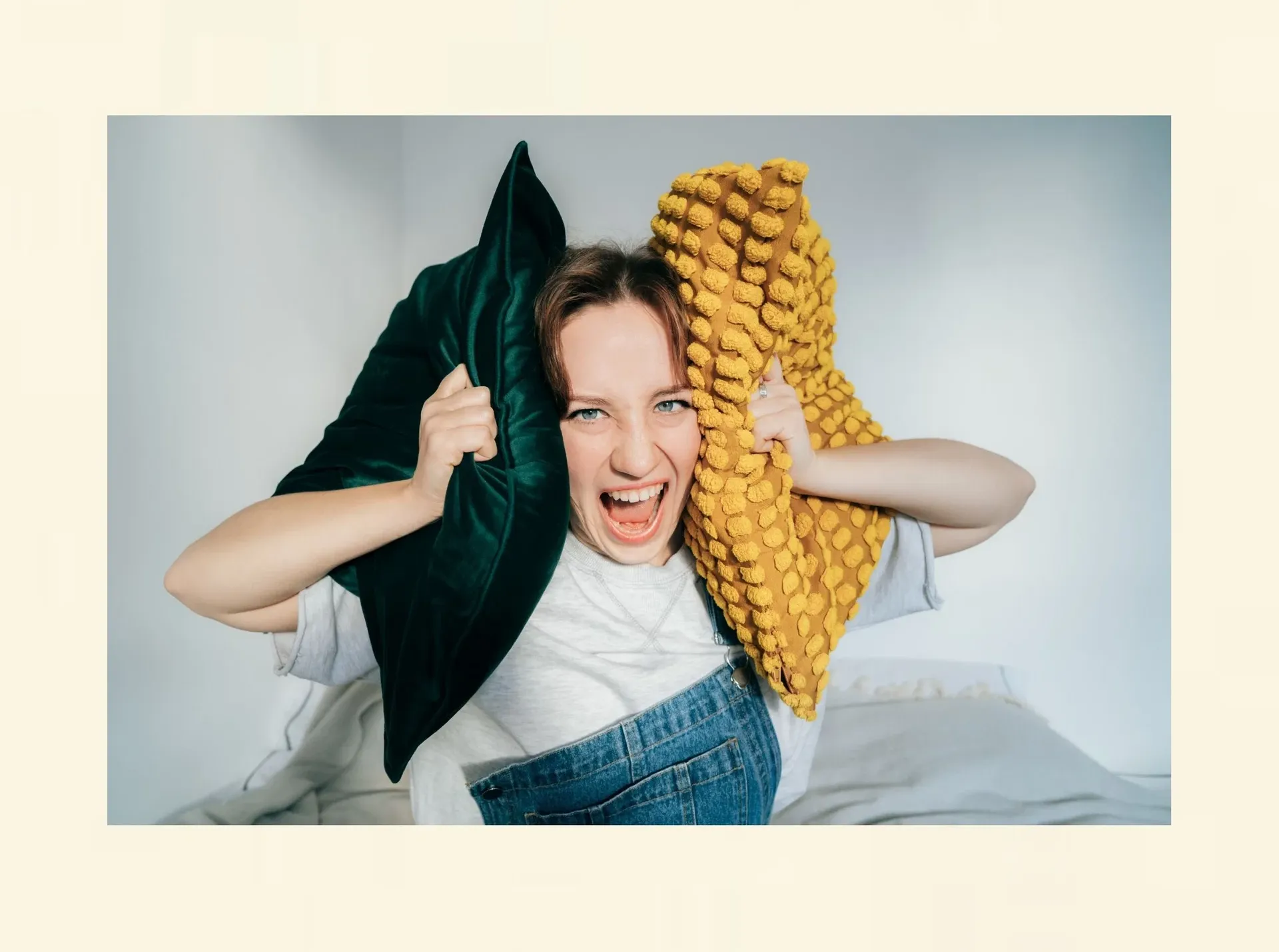 Frau hält Kissen an die Ohren – starke Geräuschbelastung bei Misophonie