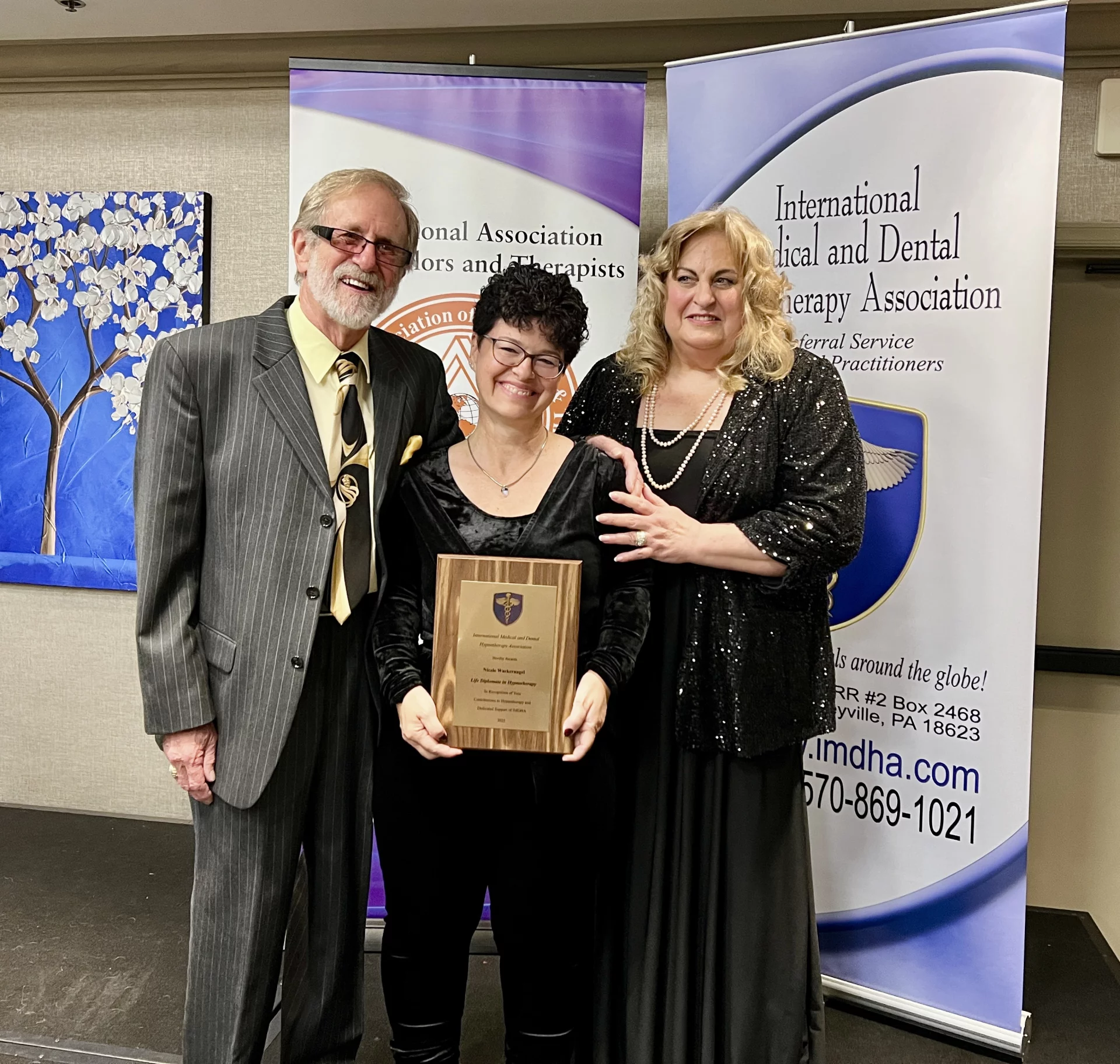 Nicole Wackernagel erhält internationalen Award der IMDHA und IACT bei einer Konferenz