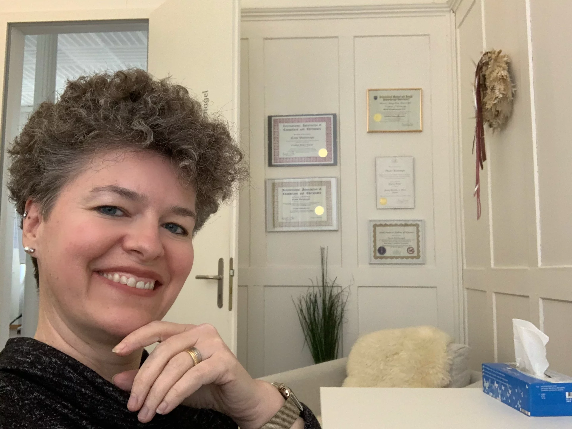 Hypnose Schweiz – Porträt von Hypnosetherapeutin Nicole Wackernagel in ihrer Praxis in Frauenfeld, medizinische Hypnose und Hypnosetherapie in der Ostschweiz.
