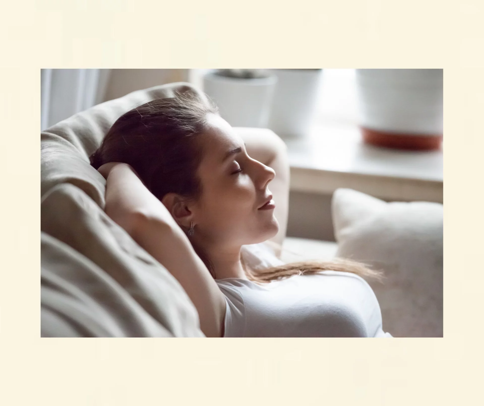 Hypnose Weinfelden – entspannte Frau als Symbol für innere Ruhe und Selbsthypnose