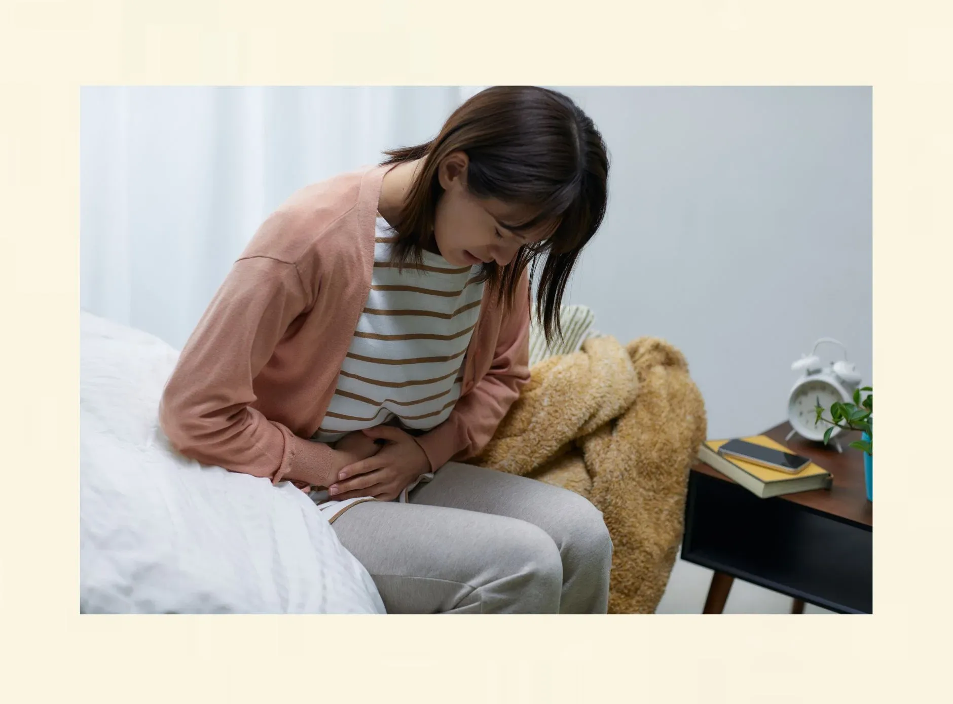 Frau mit chronischen Bauchschmerzen, die ihren Alltag stark beeinträchtigen