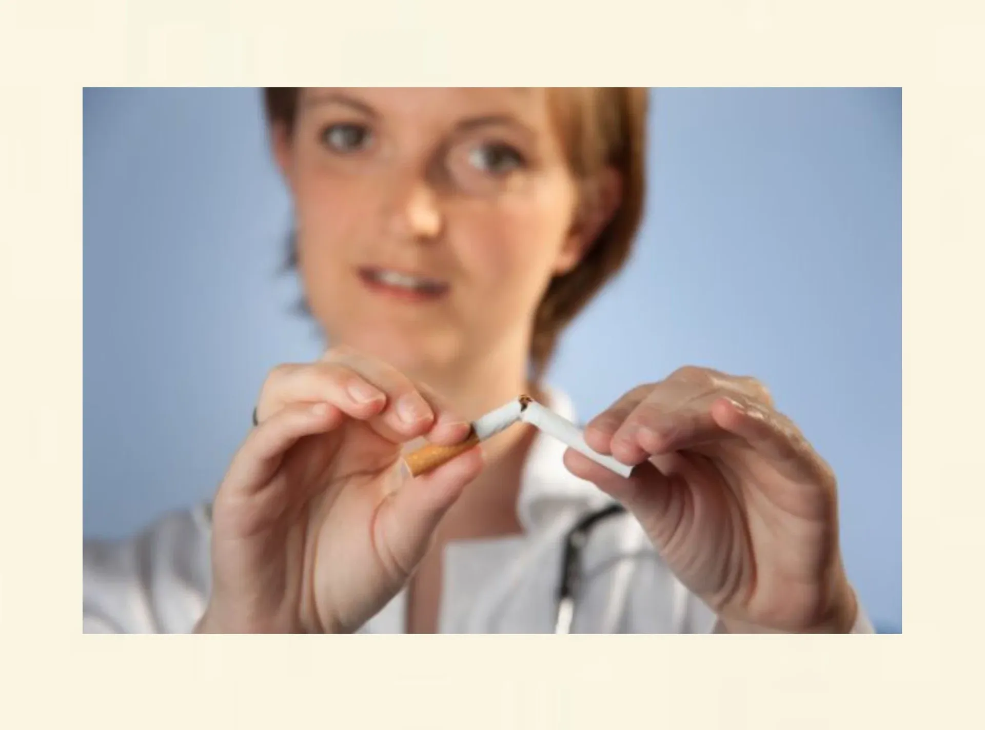 Hypnose Raucherentwöhnung jetzt ganz einfach und nachhaltig Frau zerbricht eine Zigarette – Hypnose Raucherentwöhnung für ein rauchfreies Leben