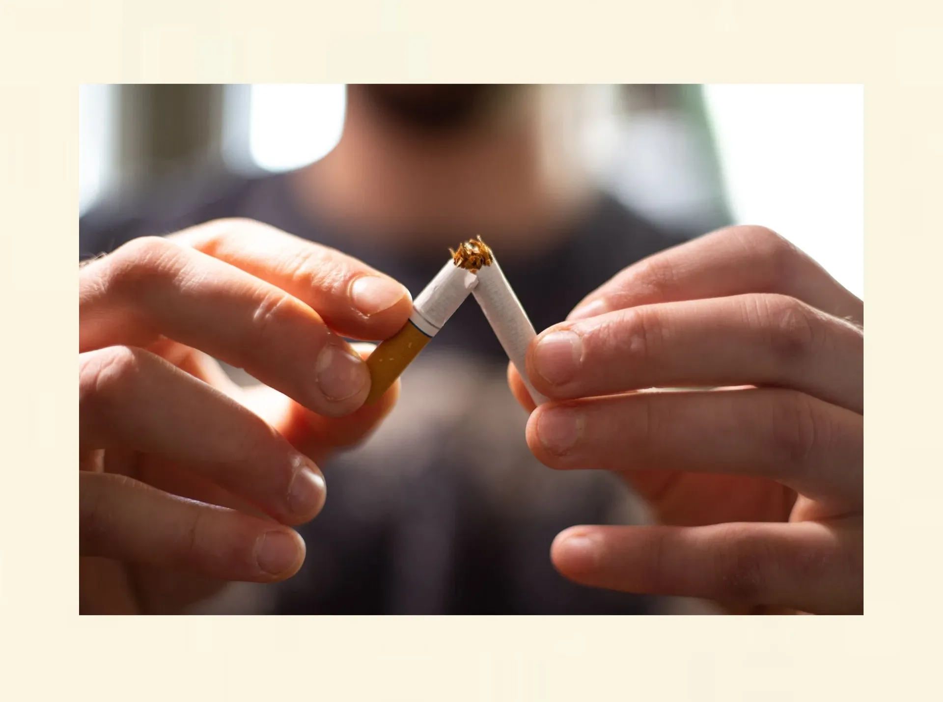 Person zerbricht eine Zigarette als Symbol für erfolgreichen Hypnose Rauchstopp