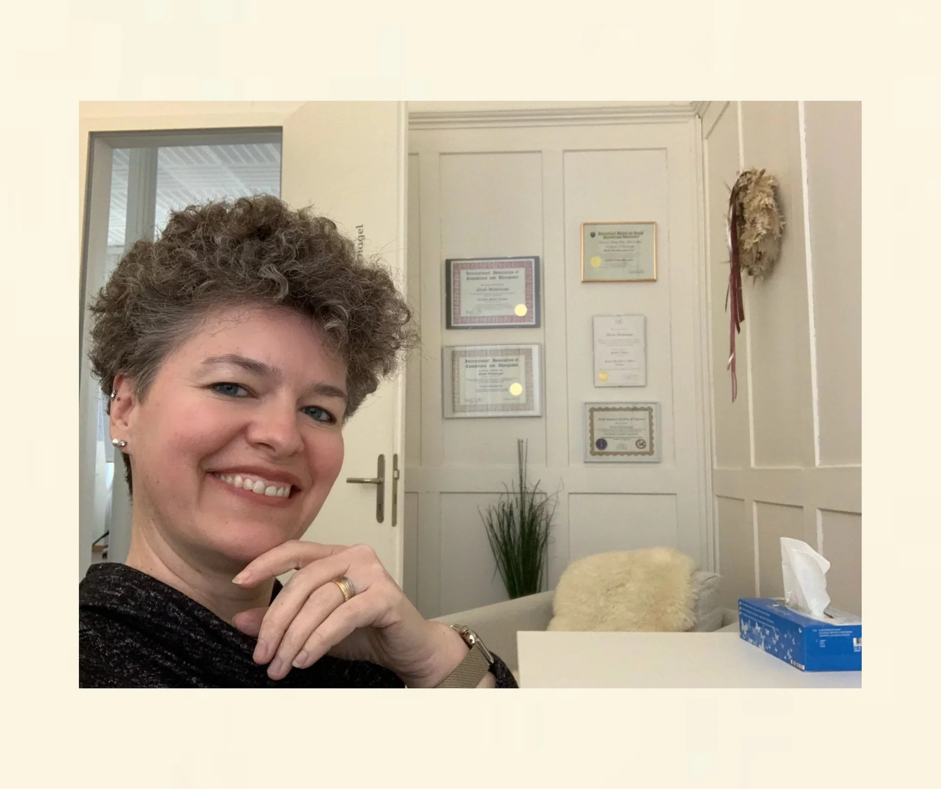 Nicole Wackernagel in ihrer Hypnosepraxis in Frauenfeld – Beratungsgespräch