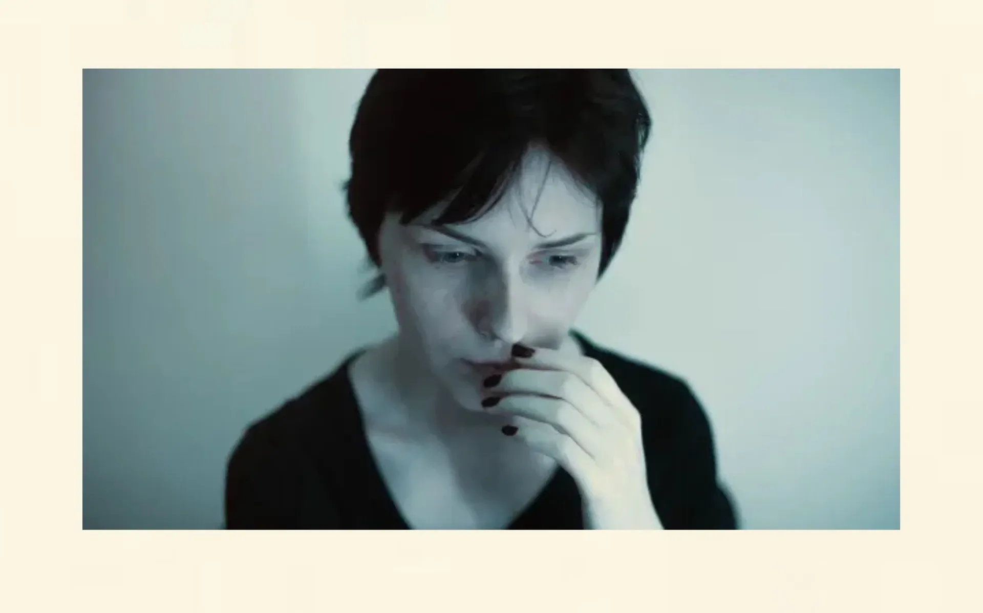 Frau mit innerer Anspannung als Symbol für Ängste und emotionale Belastungen in der medizinischen Hypnosetherapie