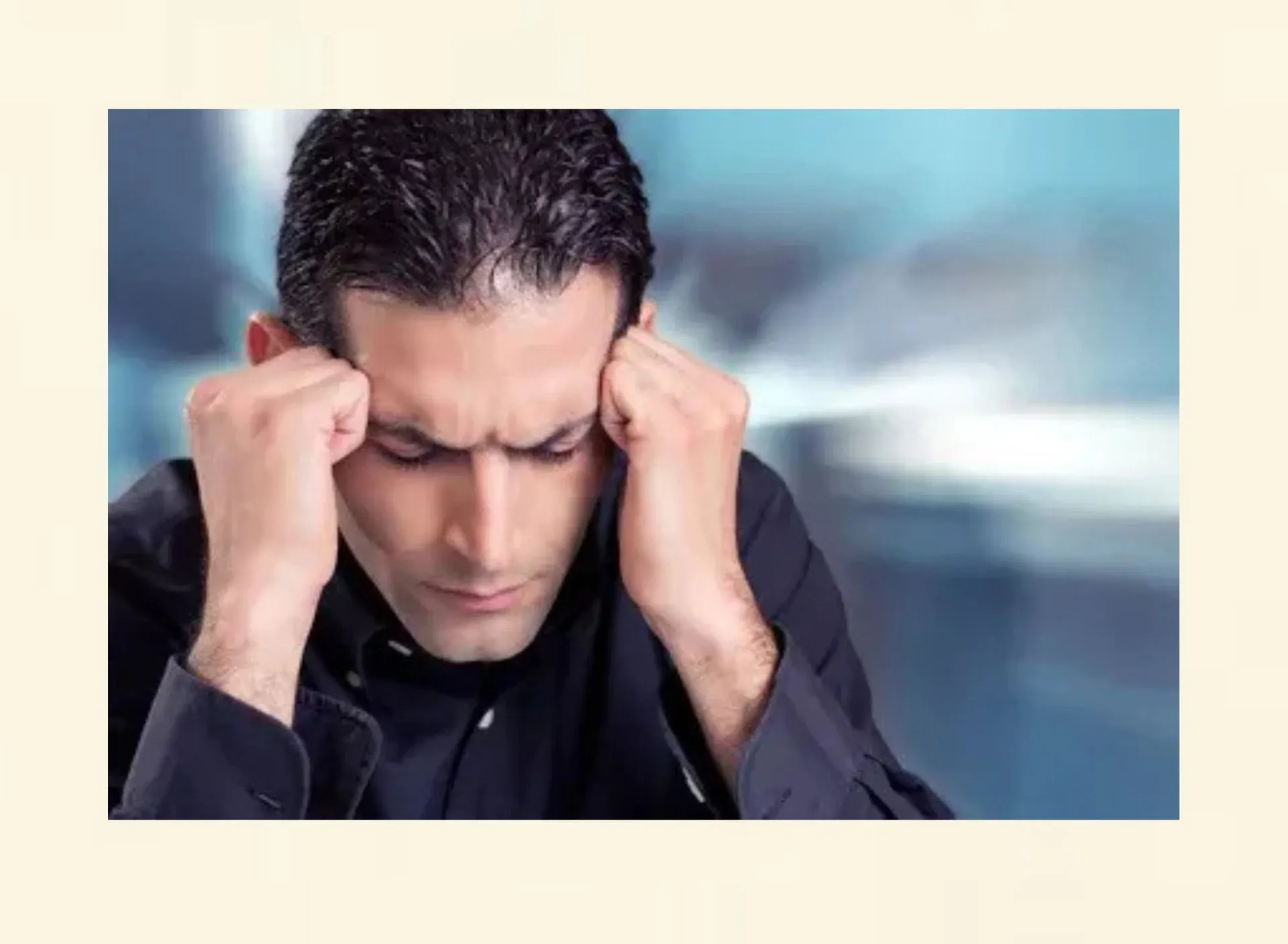 Mann mit Kopfschmerzen als Symbol für Schmerztherapie in der medizinischen Hypnose