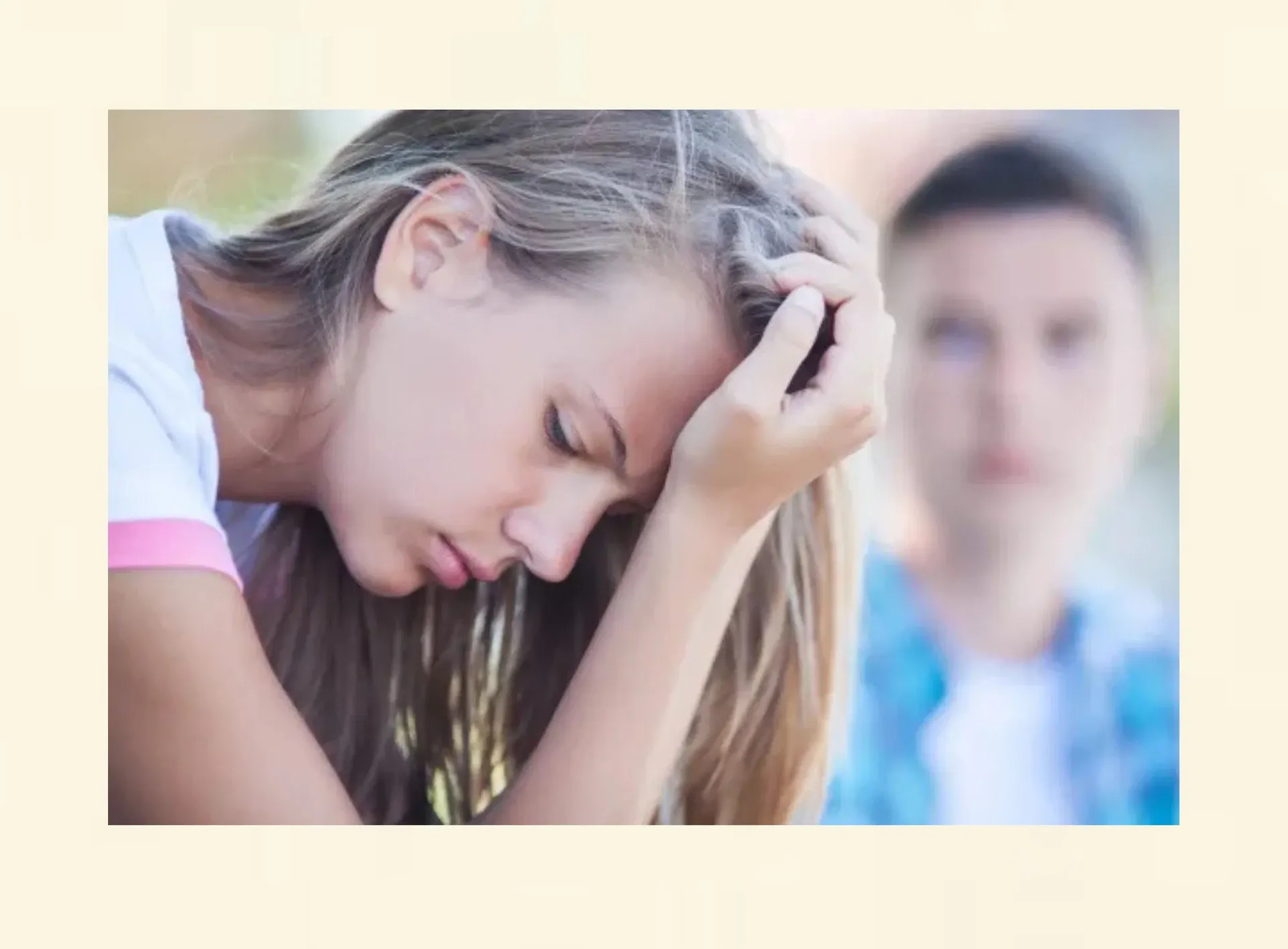 Junge Frau mit Anspannung als Symbol für Stress und Schlafprobleme in der medizinischen Hypnosetherapie