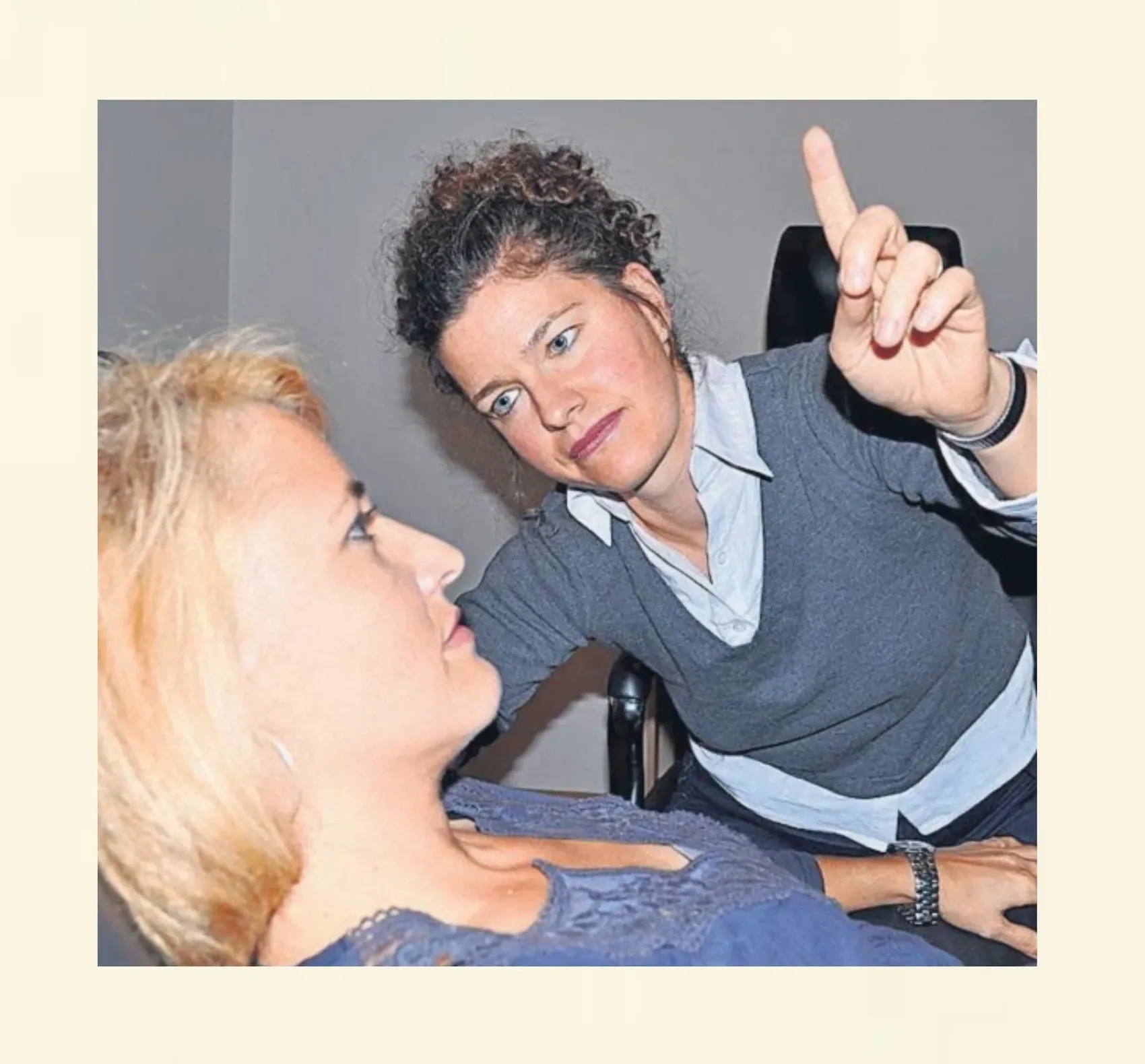 Hypnosetherapeutin bei der Arbeit während einer Hypnosesitzung in der Praxis