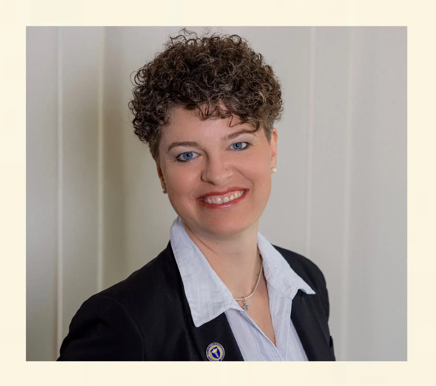 Portrait von Nicole Wackernagel, Hypnosetherapeutin für medizinische Hypnose und Hypnosetherapie