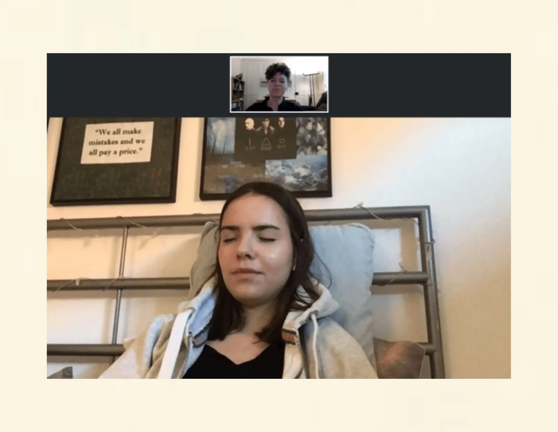 Junge Frau in einer Online Hypnose Sitzung in entspannter Atmosphäre