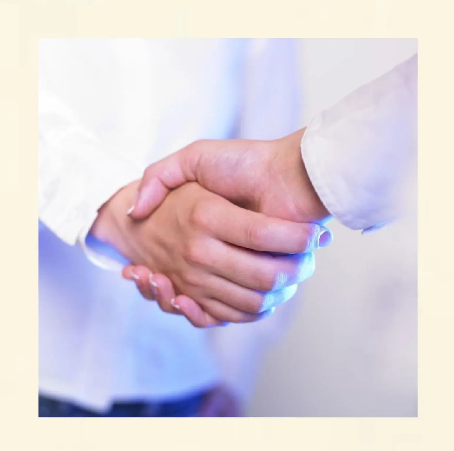 Zwei Personen geben sich die Hand als Symbol für Vertrauen und Terminvereinbarung in der Hypnosepraxis