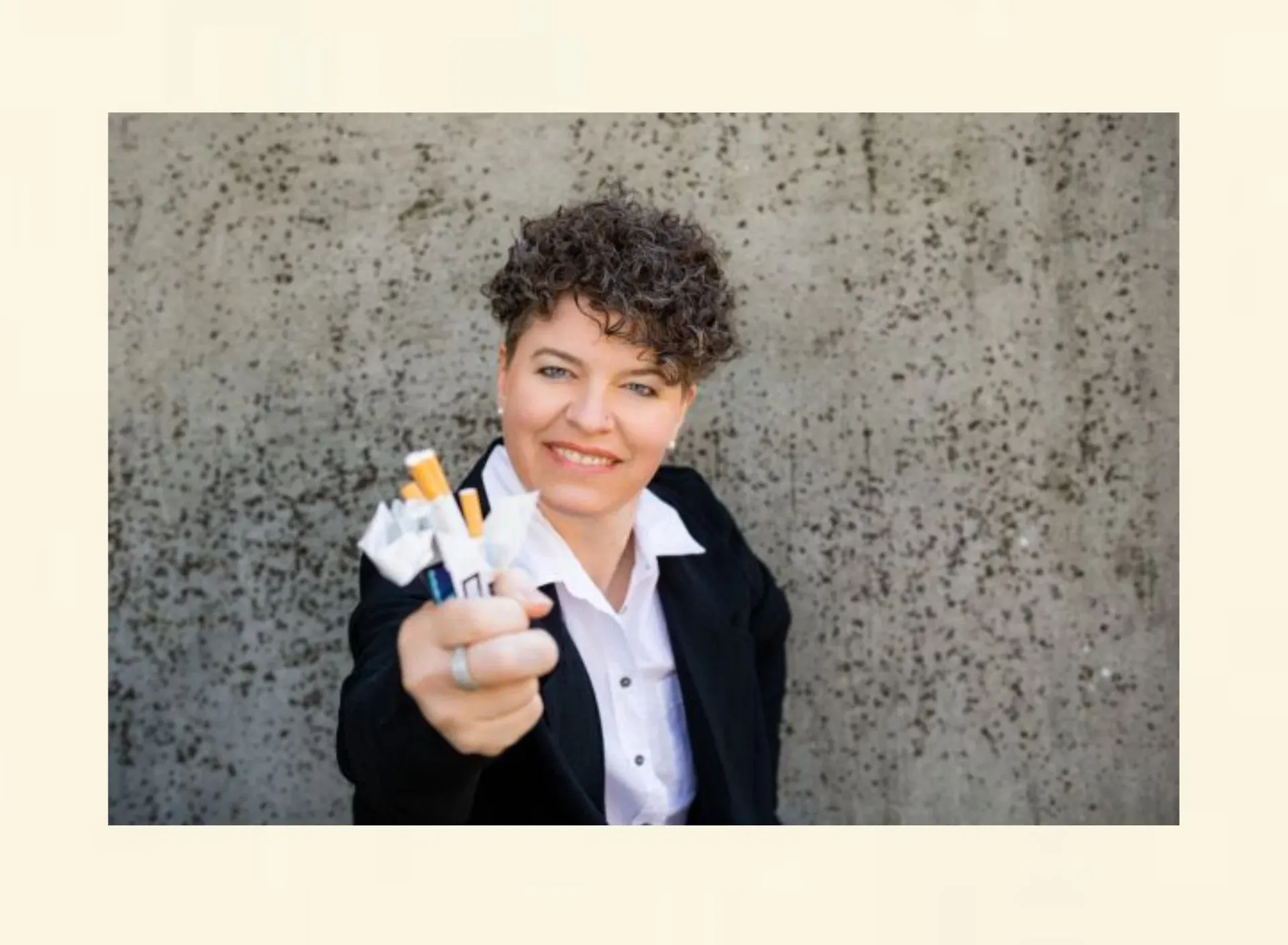 Person hält Zigarettenpackung entgegen – Rauchen aufhören fällt vielen Menschen schwer