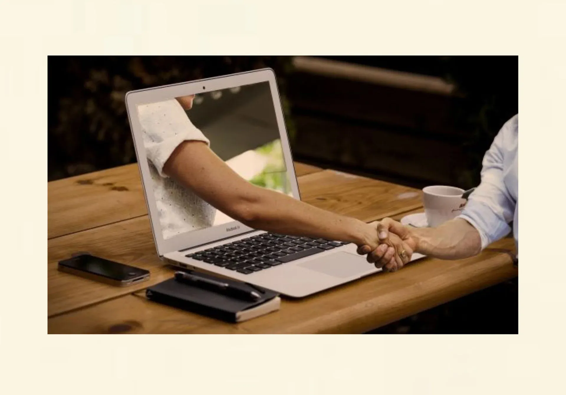 Symbolbild für Raucherentwöhnung online: Therapeut und Klient verbinden sich per Hypnose über den Computer