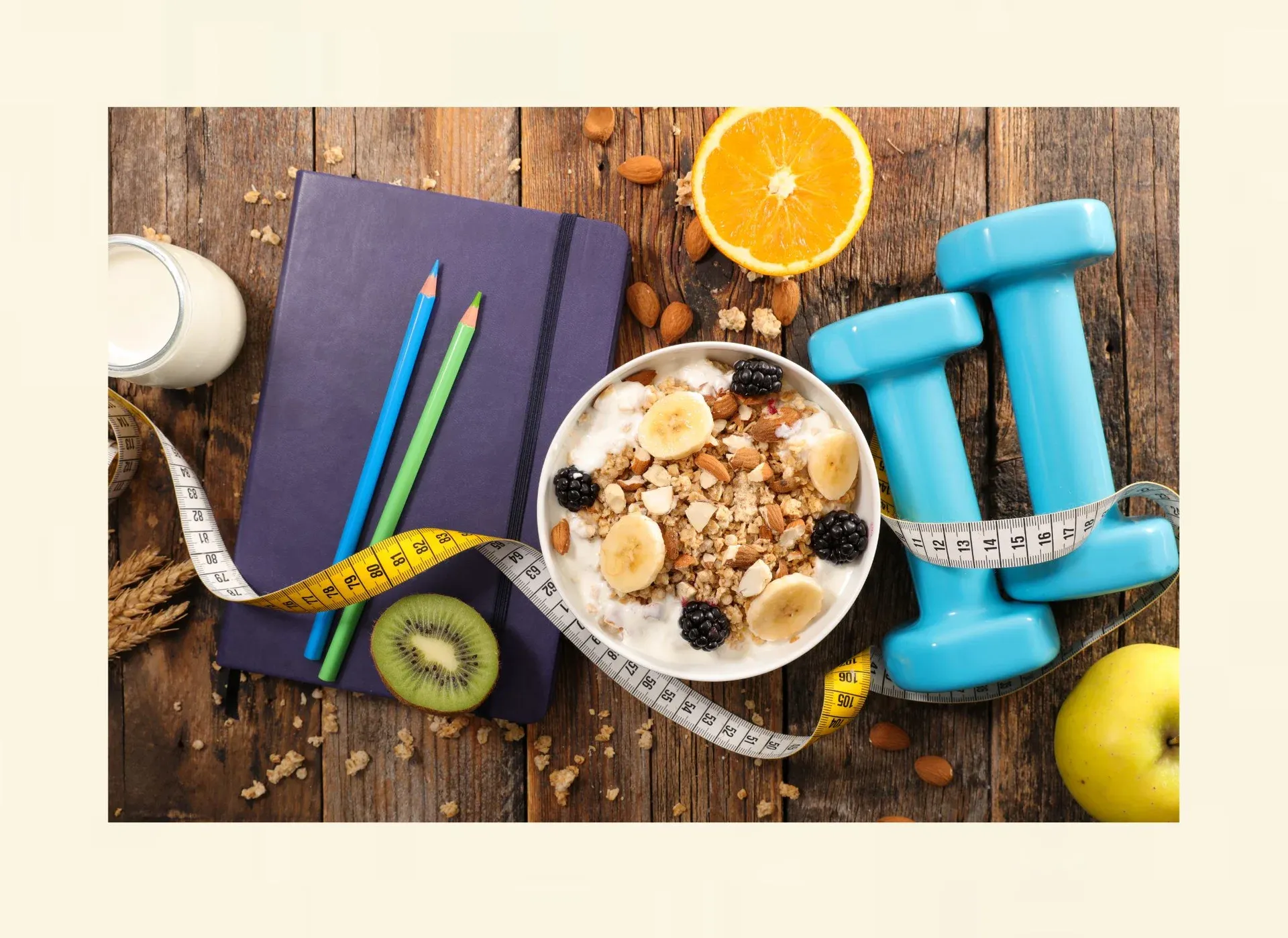 Symbolbild mit Massband, gesunder Ernährung und Hanteln im Kontext von Diäten und Gewichtsregulation.