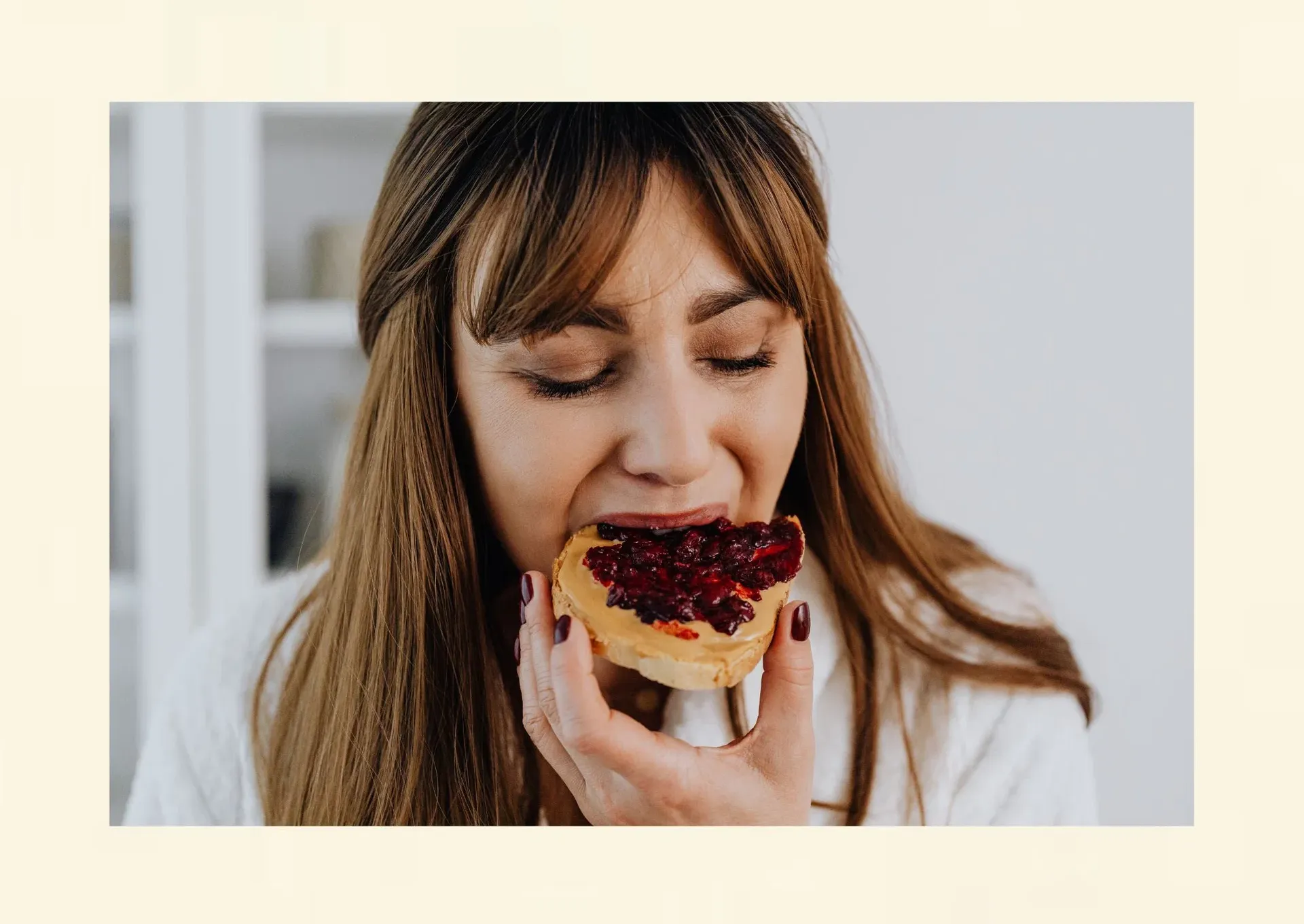 Frau mit Marmeladenbrot – symbolische Darstellung von emotionalem Essen bei Stress.
