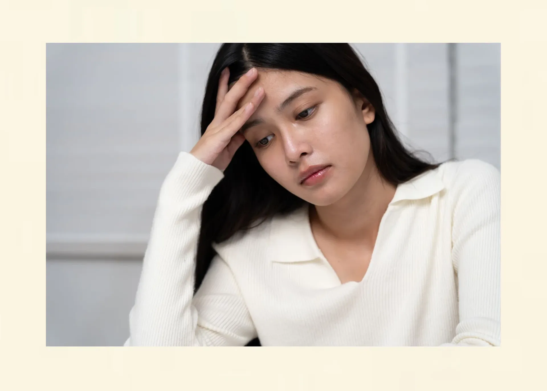 Frau mit Krankheitsangst macht sich Sorgen über körperliche Symptome