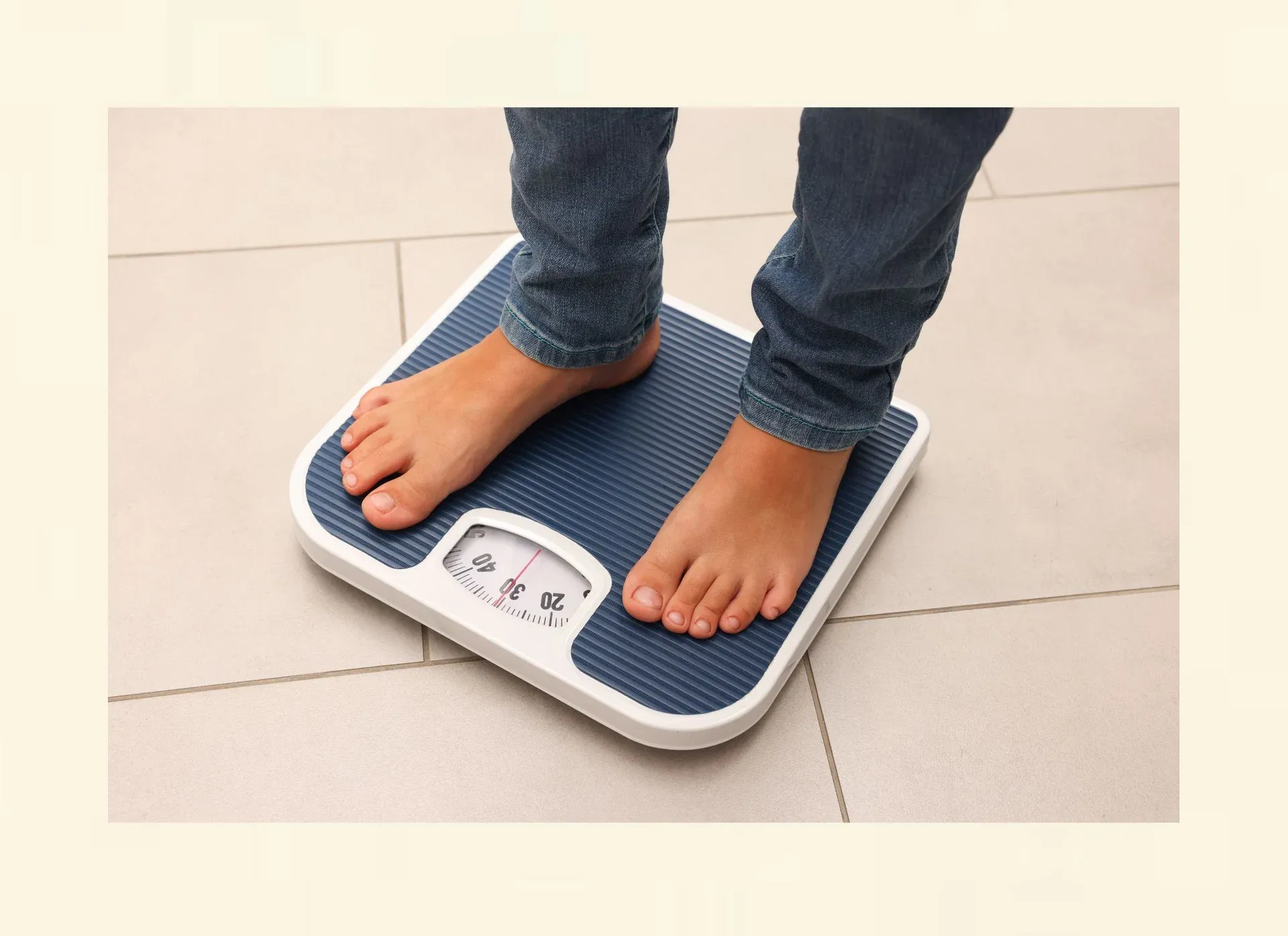 Person steht auf einer Waage – Gewichtszunahme nach Diät und Jo-Jo-Effekt