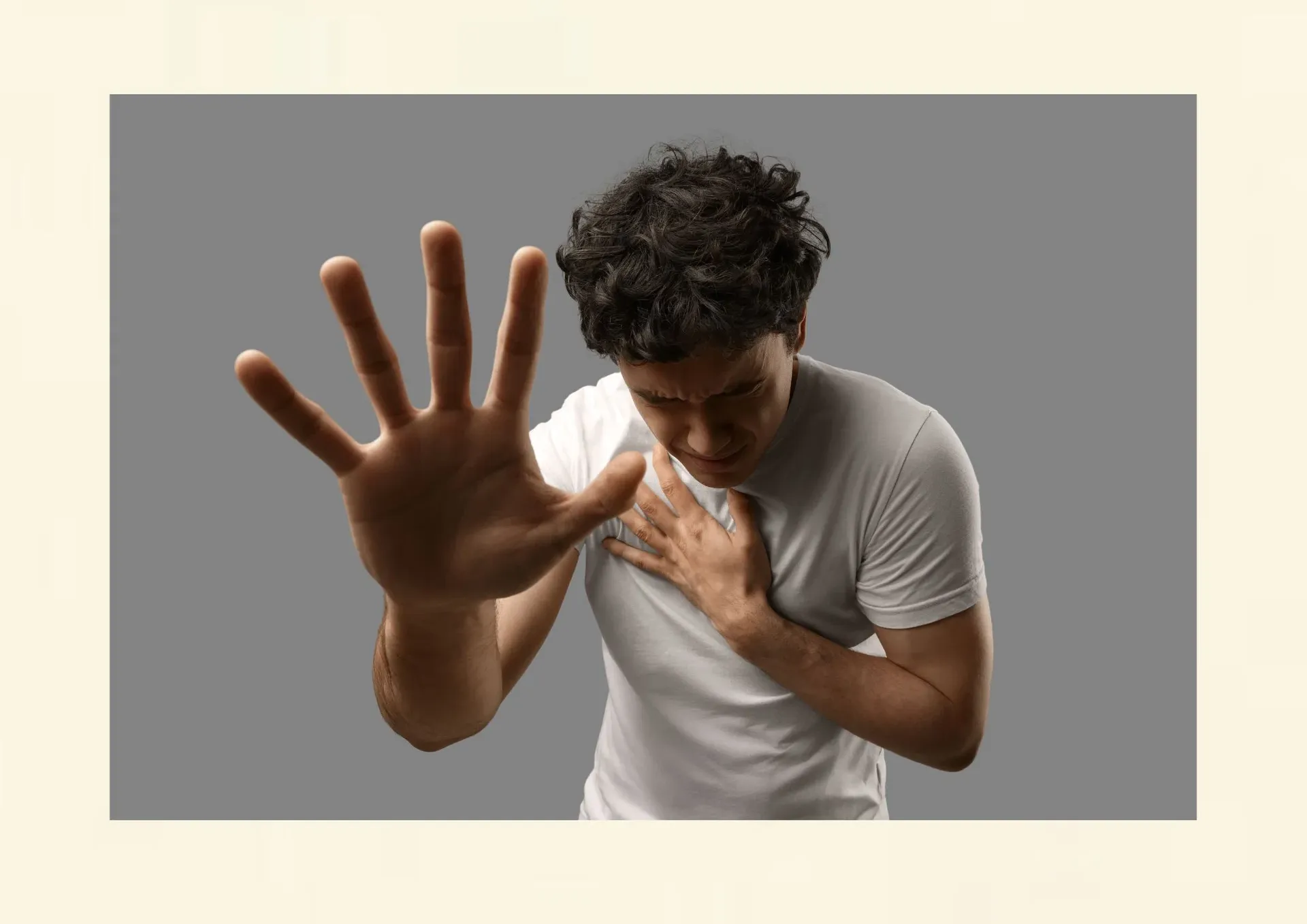 Junger Mann erlebt akute Panikattacke mit innerer Abwehrreaktion