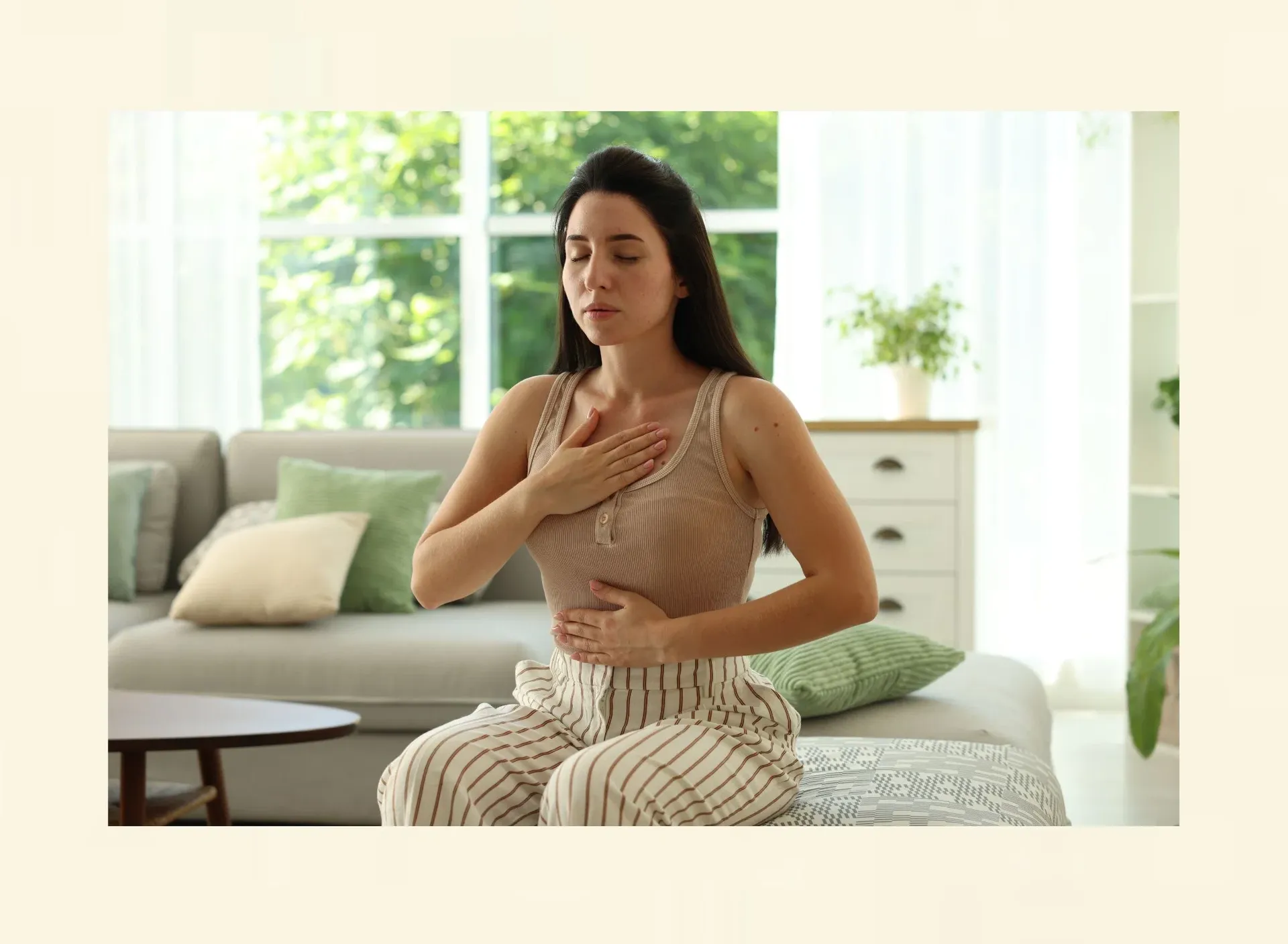 Frau beruhigt sich nach einer Angstreaktion – Beispiel für die Regulation des Nervensystems