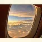 Blick aus dem Flugzeugfenster in die Weite – Kontrolle kann bei Flugangst die Angst verstärken