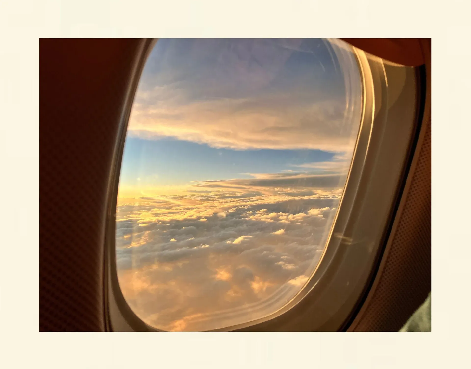 Blick aus dem Flugzeugfenster in die Weite – Kontrolle kann bei Flugangst die Angst verstärken