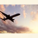 Flugzeug von unten am Himmel – typische Strategien bei Flugangst wirken oft nur kurzfristig