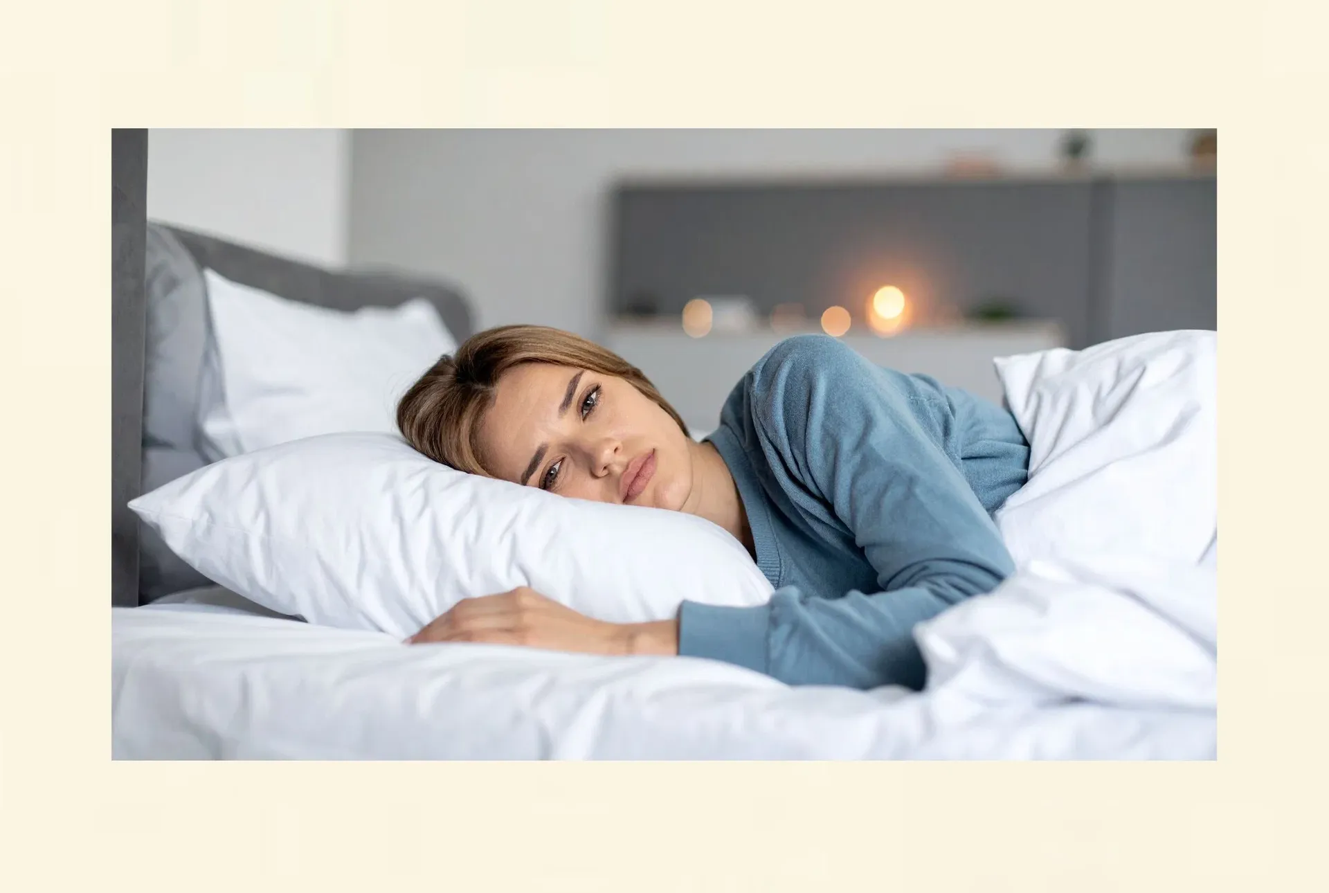 Frau liegt wach im Bett zum Thema Gedankenkreisen, Hochsensibilität und innerer Anspannung