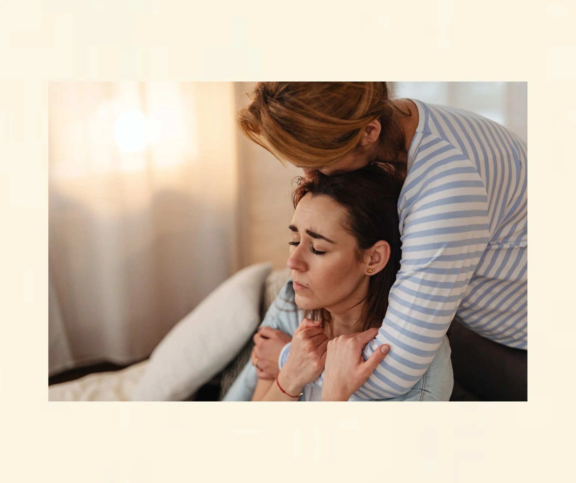 Frau tröstet eine andere Frau – Sinnbild für Empathie, Feinfühligkeit und Hochsensibilität